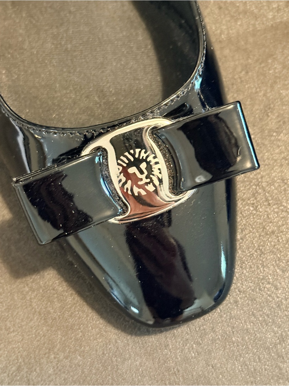 NWOB Anne Klein Black Patent Leather iFlex Silver Lion Logo Accented Bow Sz 8.5 - Picture 4 of 5